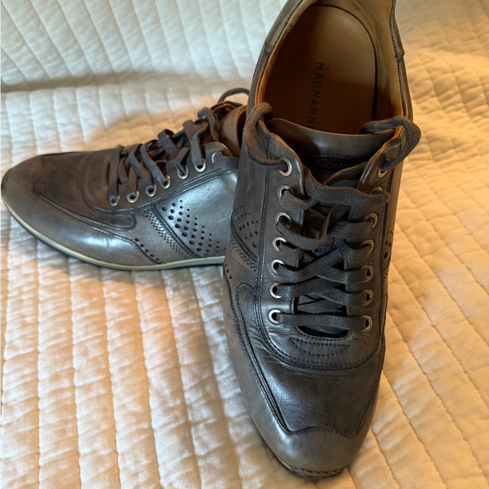 Magnanni Men's Dark Gray Leather Sneakers